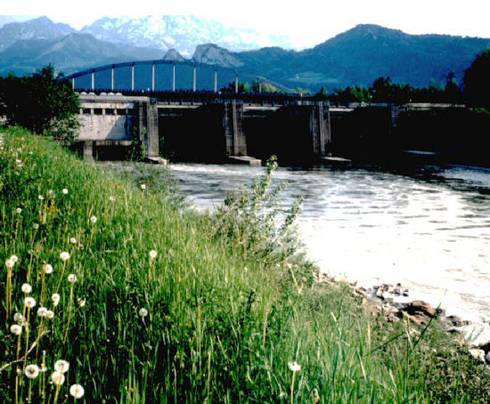 Kraftwerk Urstein bei Salzburg
Kraftwerk Urstein bei Salzburg. Zweimal die Weltproduktion von 1990 sind nötig, um ein einziges Sonnenkraftwerk mit gleichem Jahresertrag zu bauen. Foto: SAFE AG.