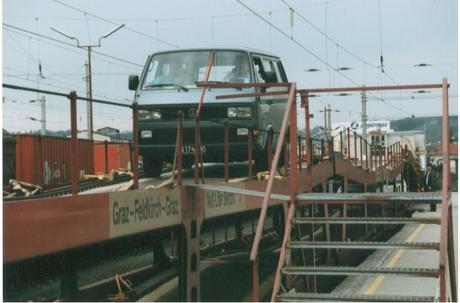 Bahnverladung
Wie soll denn so ein Bahnhof aussehen, auf dem all der heutige Langstreckenverkehr mit Autos auf die Bahn verladen wird?